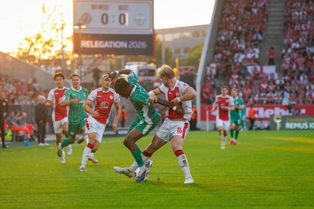 Germany Soccer 2 Bundesliga Relegation 2025 2026 Rot Weiss Essen vs SpVgg Greuther Fürth Stadion an der Hafenstraße Essen Noel Futkeu SpVgg Greuther Fürth, 9 Ben Huening Ben Huening Rot Weiss Essen, 15 spectators, fans, stands Copyright: xJOERANxSTEINSIEKx