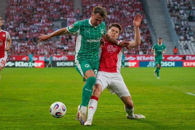 Germany Soccer 2 Bundesliga Relegation 2025 2026 Rot Weiss Essen vs SpVgg Greuther Fürth Stadion an der Hafenstraße Essen Felix Klaus SpVgg Greuther Fürth, 30 Michael Kostka Rot Weiss Essen, 2 Copyright: xJOERANxSTEINSIEKx
