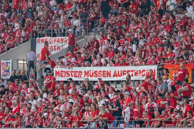 Germany Football 2 Bundesliga Relegation 2025 2026 Rot Weiss Essen vs SpVgg Greuther Fürth Stadion an der Hafenstraße Essen Champions Must be promoted Banner Protest, Grandstand, Fans Copyright: xJOERANxSTEINSIEKx