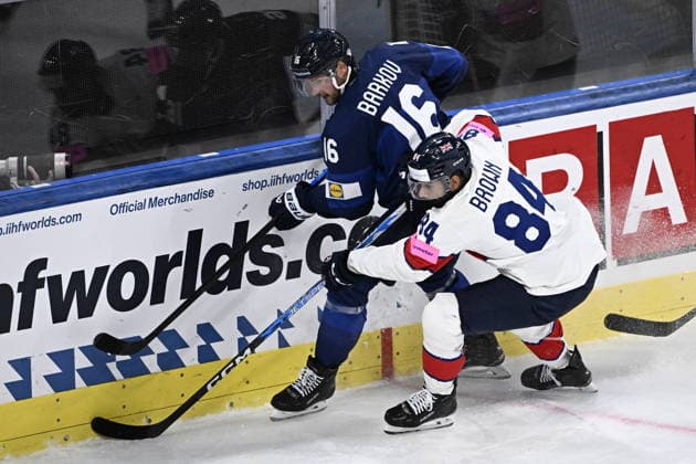 LKS 20260522 Aleksander Barkov (L) of Finland vies the puck with Travis Brown of Britain during the 2026 IIHF Ice hockey, Eishockey World Championships preliminary round group A match between Finland and Great Britain in Zurich on May 22, 2026. - RONI REKOMAA Zürich Switzerland ralqAJqIcDY  Copyright: xRonixRekomaax ralqAJqIcDY