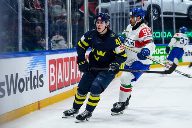 260522 Ivar Stenberg of Sweden celebrates after 3 0 during the 2026 IIHF Ice Hockey World Championship match between Sweden and Italy on May 22, 2026 in Fribourg Photo Jesper Zerman BILDBYRAN kod JZ JZ0726 ishockey ice hockey ishockey vm 2026 vm 2026 iihf world championship sverige sweden italien italy bbeng jubel  Copyright: JESPERxZERMAN BB260522JZ117