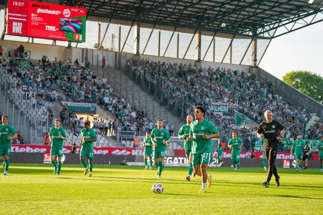 Germany Football 2 Bundesliga Relegation 2025 2026 Rot Weiss Essen vs SpVgg Greuther Fürth Stadion an der Hafenstraße Essen Sayf Ltaief SpVgg Greuther Fürth, 47 and team on the pitch in front of the guest fans who had traveled with them Copyright: xJOERANxSTEINSIEKx
