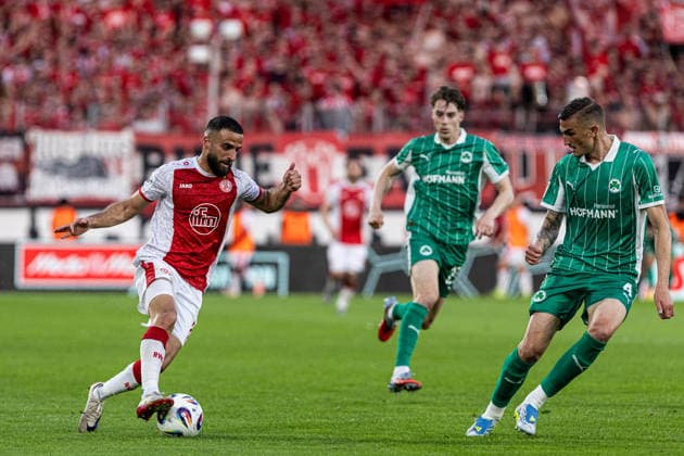 2 Bundesliga, Relegation Rot Weiss Essen SpVgg Greuther Fürth 22 05 2026 Ramien Safi Rot Weiss Essen, 7 , Philipp Ziereis SpVgg Greuther Fürth, 4 2 Bundesliga, Relegation Rot Weiss Essen SpVgg Greuther Fürth Stadion an der Hafenstraße, Essen 22 05 2026 DFL DFB regulations prohibit any use of photographs as image sequences and or quasi video Copyright: xBEAUTIFULxSPORTS Buriakovx