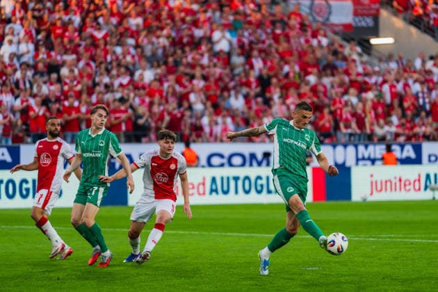 Dennis Srbeny SpVgg Greuther Fuerth, 07 can clear, Ramien Safi Rot Weiss Essen, 07 , Luca Itter SpVgg Greuther Fuerth, 27 and Jaka Cuber Potocnik Rot Weiss Essen, 09 watch Rot Weiss Essen vs SpVgg Greuther Fuerth, Football, 2 Bundesliga Relegation 2025 26, Relegation first leg, Season 2025 26, 22 05 2026, DFL REGULATIONS PROHIBIT ANY USE OF PHOTOGRAPHS AS IMAGE SEQUENCES AND OR QUASI VIDEO, Rot Weiss Essen vs FC Ingolstadt 04, Football, 2 Bundesliga Relegation 2025 26, Relegation first leg, Season 2025 26, 22 05 2026 Essen Copyright: xEibner-Pressefoto LukasxBaldygax EP_LBA