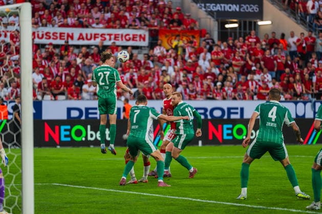 Luca Itter SpVgg Greuther Fuerth, 27 klaert im Strafraum Rot Weiss Essen vs SpVgg Greuther Fuerth, Soccer, 2 Bundesliga Relegation 2025 26, Relegation first leg, Season 2025 26, 22 05 2026, DFL REGULATIONS PROHIBIT ANY USE OF PHOTOGRAPHS AS IMAGE SEQUENCES AND OR QUASI VIDEO, Rot Weiss Essen vs FC Ingolstadt 04, Football, 2 Bundesliga Relegation 2025 26, Relegation first leg, Season 2025 26, 22 05 2026 Essen Copyright: xEibner-Pressefoto LukasxBaldygax EP_LBA