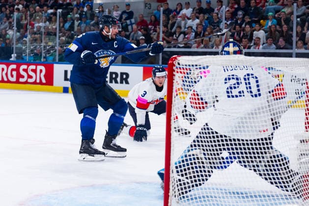 ZURICH, SWITZERLAND - MAY 22: Aleksander Barkov (Finland, 16) catching the puck n front of Liam Steele (Great Britain, 3) and Mat Robson (Great Britain, 20) during the Preliminary Round - Group A Match 35 between Finland and Great Britain at the IIHF Ice hockey, Eishockey World Championship, WM, Weltmeisterschaft 2026, Swiss Life Arena on May 22, 2026 in Zurich, Switzerland. Zurich Switzerland Copyright: xTimoxSteinx