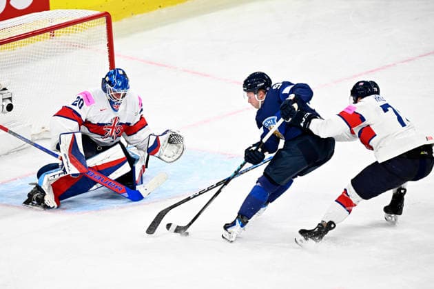 LKS 20260522 Konsta Helenius (C) of Finland try to score against goalkeeper Mat Robson of Britain during the 2026 IIHF Ice hockey, Eishockey World Championships preliminary round group A match between Finland and Great Britain in Zurich on May 22, 2026. - RONI REKOMAA Zürich Switzerland b_cq-SlK_VA  Copyright: xRonixRekomaax b_cq-SlK_VA