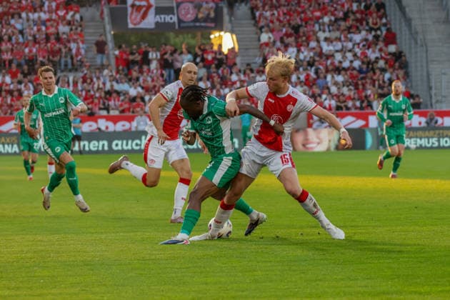 22 05 2026, xgrfx, Soccer 2 Bundesliga Relegation, Rot Weiss Essen SpVgg Greuther Fürth v l Noel Futkeu Greuther Fürth , Ben Hüning Rot Weiß Essen DFL DFB REGULATIONS PROHIBIT ANY USE OF PHOTOGRAPHS as IMAGE SEQUENCES and or QUASI VIDEO Essen