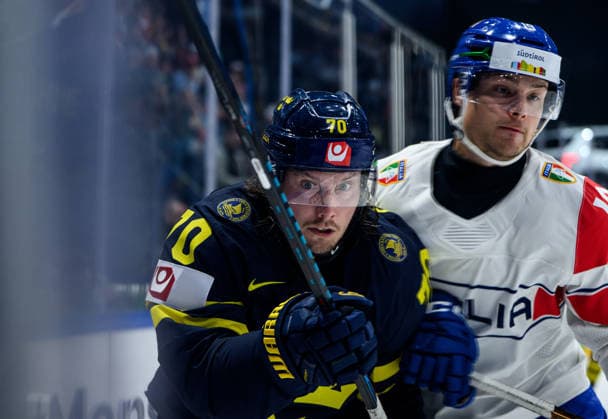 260522 Oscar Sundqvist of Sweden and Bryce Misley of Italy during the 2026 IIHF Ice Hockey World Championship match between Sweden and Italy on May 22, 2026 in Fribourg Photo Jesper Zerman BILDBYRAN kod JZ JZ0726 ishockey ice hockey ishockey vm 2026 vm 2026 iihf world championship sverige sweden italien italy bbeng  Copyright: JESPERxZERMAN BB260522JZ122