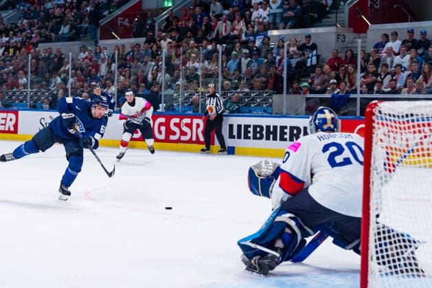 ZURICH, SWITZERLAND - MAY 22: Sakari Manninen (Finland, 65) in a duel against Mat Robson (Great Britain, 20) during the Preliminary Round - Group A Match 35 between Finland and Great Britain at the IIHF Ice hockey, Eishockey World Championship, WM, Weltmeisterschaft 2026, Swiss Life Arena on May 22, 2026 in Zurich, Switzerland. Zurich Switzerland Copyright: xTimoxSteinx