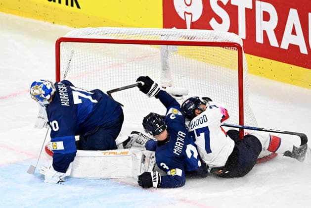 LKS 20260522 Olli Määttä of Finland and Bayley Harewood of Britain crash into the net of goalkeeper Joonas Korpisalo of Finland during the 2026 IIHF Ice hockey, Eishockey World Championships preliminary round group A match between Finland and Great Britain in Zurich on May 22, 2026. - RONI REKOMAA Zürich Switzerland JVfySF4hIjI  Copyright: xRonixRekomaax JVfySF4hIjI