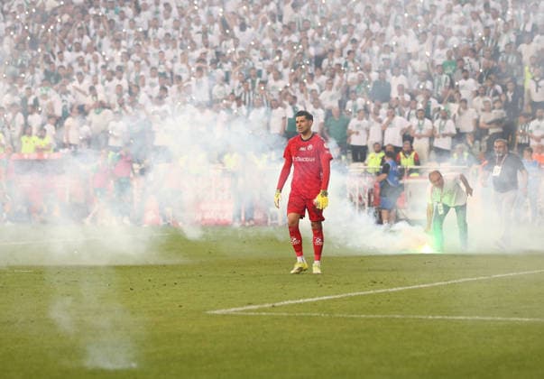 Trabzonspor v TUMOSAN Konyaspor - Turkish Cup Final ANTALYA, TURKIYE - MAY 22: Bahadir Han Gungordu (13) of Konyaspor reacts to fans throwing torches into the pitch during Turkish Cup final between Trabzonspor and TUMOSAN Konyaspor at Corendon Airlines Park Antalya Stadium in Antalya, Turkiye on May 22, 2026. Fatih Hepokur Anadolu Antalya Turkey. Editorial use only. Please get in touch for any other usage.  Copyright: x2026xAnadoluxFatihxHepokurx