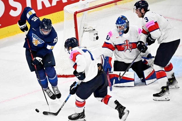LKS 20260522 Anton Lundell (L) of Finland makes a screen in front of goalkeeper Mat Robson of Britain during the 2026 IIHF Ice hockey, Eishockey World Championships preliminary round group A match between Finland and Great Britain in Zurich on May 22, 2026. - RONI REKOMAA Zürich Switzerland r8PbXwWSHrc  Copyright: xRonixRekomaax r8PbXwWSHrc