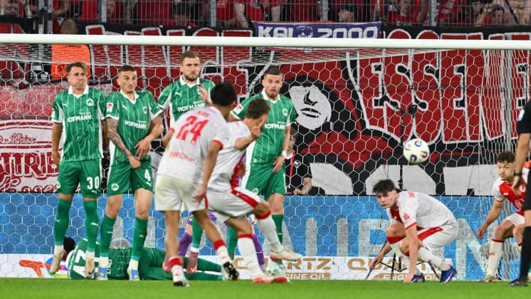 22.05.2026 - Fussball - Saison 2025 2026 - Relegation 2. Fussball Bundesliga - Hinspiel: Rot Weiss Essen RWE - SpVgg Greuther Fürth ( Kleeblatt ) - Sportfoto Zink - xwoxzix - DFL regulations prohibit any use of photographs as image sequences and or quasi-video - only for editorial use - Torben Müsel (26, Rot-Weiss Essen ) erzielt Treffer Tor Torschuß zum 1:0 per Freistoß *** 22 05 2026 Soccer season 2025 2026 Relegation 2 Soccer Bundesliga first leg Rot Weiss Essen RWE SpVgg Greuther Fürth Kleeblatt Sportfoto Zink xwoxzix DFL regulations prohibit any use of photographs as image sequences and or quasi video only for editorial use Torben Müsel 26, Rot Weiss Essen scores goal Goal shot for 1 0 from free kick