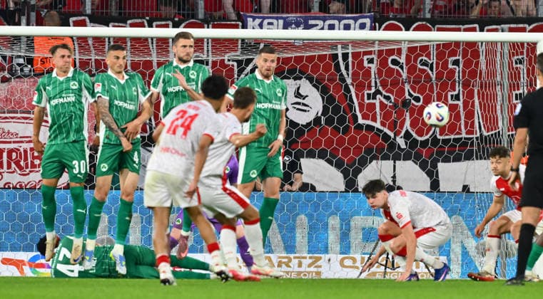 22 05 2026 Soccer season 2025 2026 Relegation 2 Soccer Bundesliga first leg Rot Weiss Essen RWE SpVgg Greuther Fürth Kleeblatt Sportfoto Zink xwoxzix DFL regulations prohibit any use of photographs as image sequences and or quasi video only for editorial use Torben Müsel 26, Rot Weiss Essen scores goal Goal shot for 1 0 from free kick