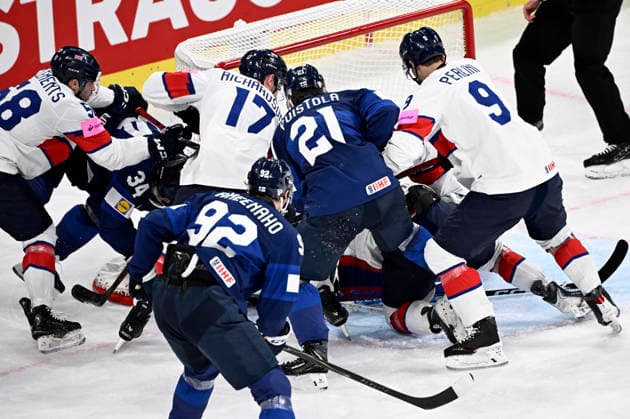 LKS 20260522 Traffic at the net of goalkeeper Mat Robson of Britain during the 2026 IIHF Ice hockey, Eishockey World Championships preliminary round group A match between Finland and Great Britain in Zurich on May 22, 2026. - RONI REKOMAA Zürich Switzerland Ra22KiAgG5Y  Copyright: xRonixRekomaax Ra22KiAgG5Y