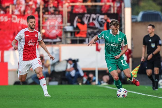 Sport, Football, Relegation 2026 Season 2025 2026 First leg Rot Weiss Essen SpVgg Greuther Fürth 22 05 2026, Stadion an der Hafenstraße Torben Müsel Rot Weiss Essen, 26 Jannik Dehm Greuther Fürth, 23 Zweikampf Essen Stadion an der Hafenstraße North Rhine-Westphalia Germany