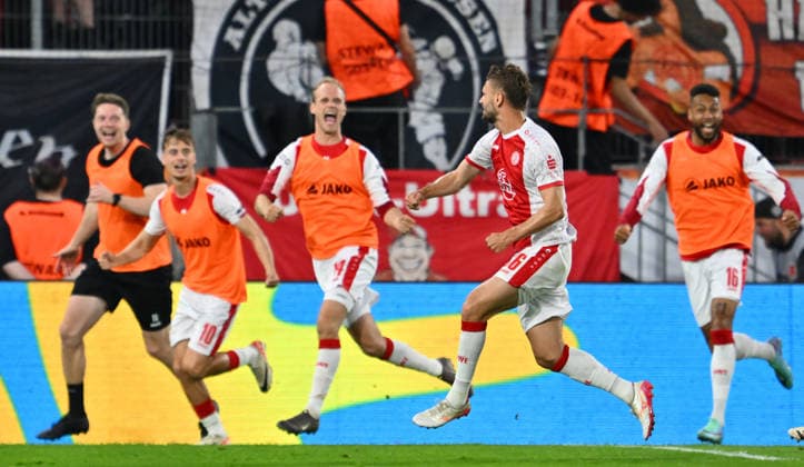 22.05.2026 - Fussball - Saison 2025 2026 - Relegation 2. Fussball Bundesliga - Hinspiel: Rot Weiss Essen RWE - SpVgg Greuther Fürth ( Kleeblatt ) - Sportfoto Zink - xwoxzix - DFL regulations prohibit any use of photographs as image sequences and or quasi-video - only for editorial use - Torjubel Jubel Freude nach Treffer Tor Torschuß zum 1:0 durch Torben Müsel (26, Rot-Weiss Essen ) - *** 22 05 2026 Soccer season 2025 2026 Relegation 2 Soccer Bundesliga first leg Rot Weiss Essen RWE SpVgg Greuther Fürth Kleeblatt Sportfoto Zink xwoxzix DFL regulations prohibit any use of photographs as image sequences and or quasi video only for editorial use Torjubel Jubel Freude nach Treffer Tor Torschuß zum 1 0 durch Torben Müsel 26, Rot Weiss Essen