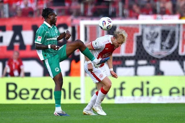 Rot Weiss Essen Greuther Fürth FOR EDITORIAL PURPOSES ONLY EDITORIAL USE ONLY p Football relegation to Bundesliga 2 first leg Rot Weiss Essen Reuther Fürth on 22 05 2026 at the Hafenstrasse stadium in Essen Noel Futkeu Greuther Fürth , left Ben Hüning Rot Weiss Essen , right Germany North Rhine-Westphalia Essen Copyright ThorstenxTillmann Copyright: ThorstenxTillmann doc85ylgipt00pu5i77b42 ,EDITORIAL USE ONLY Copyright: ThorstenxTillmann