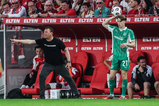 Sport, Football, Relegation 2026 Season 2025 2026 First leg Rot Weiss Essen SpVgg Greuther Fürth 22 05 2026, Stadion an der Hafenstraße Uwe Koschinat Coach, Rot Weiss Essen Gian Luca Itter Greuther Fürth, 27 Essen Stadion an der Hafenstraße North Rhine-Westphalia Germany