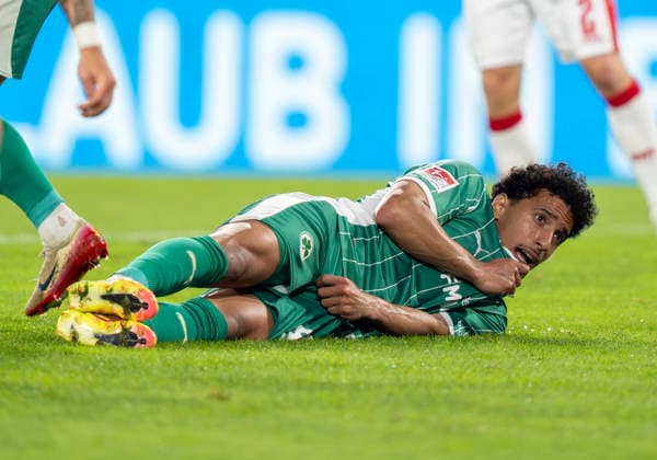 Sayfallah Ltaief SpVgg Greuther Fuerth, 47 lies on the ground behind the wall at the free kick and can only watch as the ball hits the goal Goal, Goal for RW Essen Rot Weiss Essen SpVgg Greuther Fürth, Football, Relegation to Bundesliga 2, Stadion an der Hafenstraße, Essen DFL regulations prohibit any use of photographs as image sequences and or quasi video Copyright: HMBxMedia xMarcoxBader