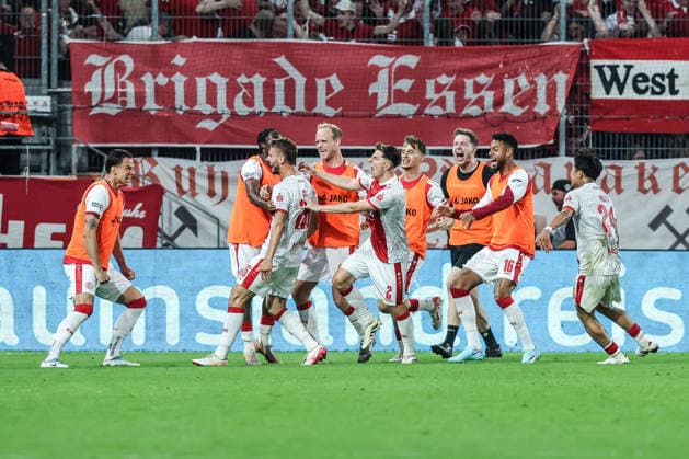 Sports, Football, Relegation 2026 Season 2025 2026 First leg Rot Weiss Essen SpVgg Greuther Fürth 22 05 2026, Stadion an der Hafenstraße Goal celebration Rot Weiss Essen after the goal to 1 0 by Torben Müsel Rot Weiss Essen, 26 , the players are happy Essen Stadion an der Hafenstraße North Rhine-Westphalia Germany