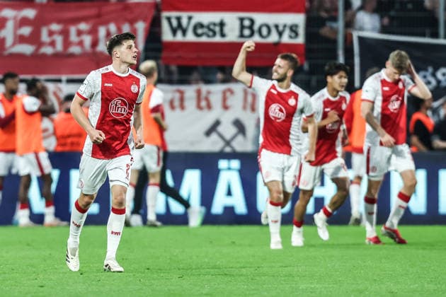 Sports, Football, Relegation 2026 Season 2025 2026 First leg Rot Weiss Essen SpVgg Greuther Fürth 22 05 2026, Stadion an der Hafenstraße Goal celebration Rot Weiss Essen after the goal to 1 0 by Torben Müsel Rot Weiss Essen, 26 , the players are happy Essen Stadion an der Hafenstraße North Rhine-Westphalia Germany