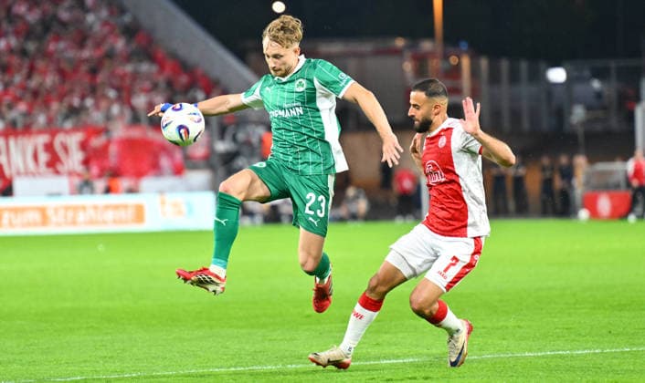 22 05 2026 Soccer season 2025 2026 Relegation 2 Soccer Bundesliga first leg Rot Weiss Essen RWE SpVgg Greuther Fürth Kleeblatt Sportfoto Zink xwoxzix DFL regulations prohibit any use of photographs as image sequences and or quasi video only for editorial use Jannik Dehm 23, SpVgg Greuther Fürth Ramien Safi 7, Rot Weiss Essen