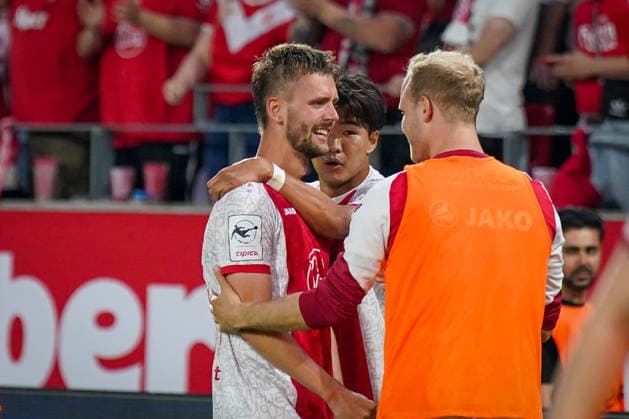 Germany Football 2 Bundesliga Relegation 2025 2026 Rot Weiss Essen vs SpVgg Greuther Fürth Stadion an der Hafenstraße Essen Goal and goal celebration for 1 0 by Torben Müsel Torben Muesel Torben Muesel Rot Weiss Essen, 26 Joy, emotions, jubilation Kaito Mizuta Rot Weiss Essen, 24 Copyright: xJOERANxSTEINSIEKx