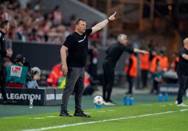 Uwe Koschinat Rot Weiss Essen, Trainer, Coach gibt Anweisungen, gestikuliert, mit den Armen gestikulieren, gives instructions, gesticulate, gesticolando, emotionen Rot Weiss Essen SpVgg Greuther Fürth, Fussball, Relegation zur 2 Bundesliga, Stadion an der Hafenstraße, Essen DFL regulations prohibit any use of photographs as image sequences and or quasi video Copyright: HMBxMedia xMarcoxBader
