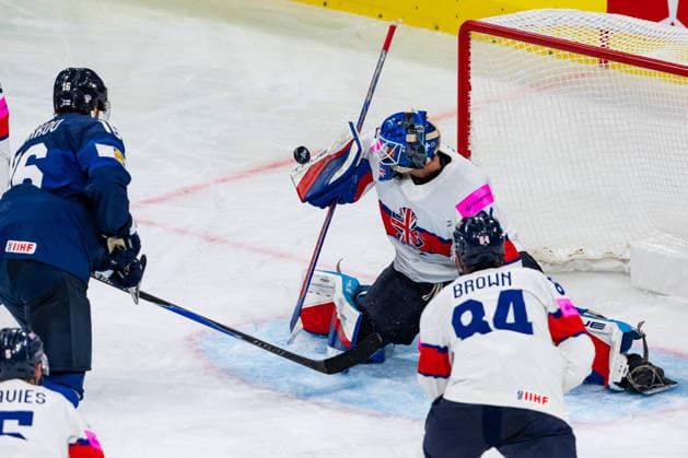 ZURICH, SWITZERLAND - MAY 22: Mat Robson (Great Britain, 20) holding the goal clean during the Preliminary Round - Group A Match 35 between Finland and Great Britain at the IIHF Ice hockey, Eishockey World Championship, WM, Weltmeisterschaft 2026, Swiss Life Arena on May 22, 2026 in Zurich, Switzerland. Zurich Switzerland Copyright: xTimoxSteinx