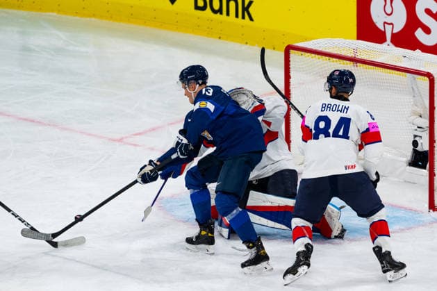 ZURICH, SWITZERLAND - MAY 22: Jesse Puljujaervi (Finland, 13) in the battle for the puck with Mat Robson (Great Britain, 20) during the Preliminary Round - Group A Match 35 between Finland and Great Britain at the IIHF Ice hockey, Eishockey World Championship, WM, Weltmeisterschaft 2026, Swiss Life Arena on May 22, 2026 in Zurich, Switzerland. Zurich Switzerland Copyright: xTimoxSteinx
