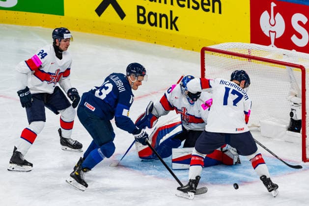 ZURICH, SWITZERLAND - MAY 22: Jesse Puljujaervi (Finland, 13) trying to score against Mark Richardson (Great Britain, 17) and Mat Robson (Great Britain, 20) during the Preliminary Round - Group A Match 35 between Finland and Great Britain at the IIHF Ice hockey, Eishockey World Championship, WM, Weltmeisterschaft 2026, Swiss Life Arena on May 22, 2026 in Zurich, Switzerland. Zurich Switzerland Copyright: xTimoxSteinx