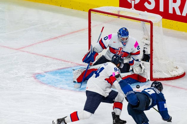 ZURICH, SWITZERLAND - MAY 22: Mat Robson (Great Britain, 20) catching the shot from Mikael Granlund (Finland, 64) during the Preliminary Round - Group A Match 35 between Finland and Great Britain at the IIHF Ice hockey, Eishockey World Championship, WM, Weltmeisterschaft 2026, Swiss Life Arena on May 22, 2026 in Zurich, Switzerland. Zurich Switzerland Copyright: xTimoxSteinx