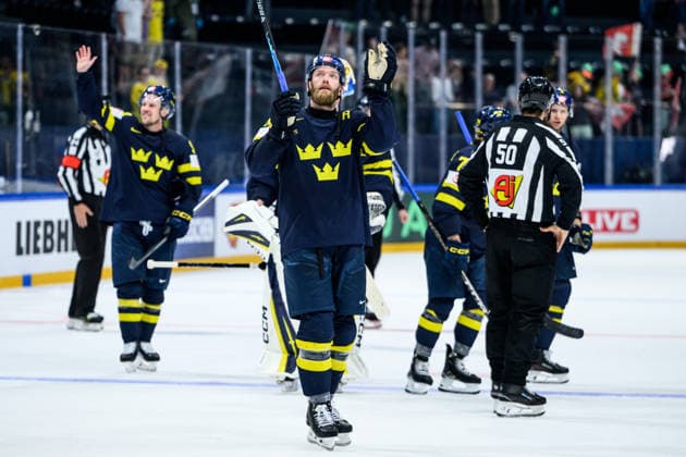 260522 Mattias Ekholm of Sweden recognizes the spectators after the 2026 IIHF Ice Hockey World Championship match between Sweden and Italy on May 22, 2026 in Fribourg Photo Jesper Zerman BILDBYRAN kod JZ JZ0726 ishockey ice hockey ishockey vm 2026 vm 2026 iihf world championship sverige sweden italien italy bbeng  Copyright: JESPERxZERMAN BB260522JZ137