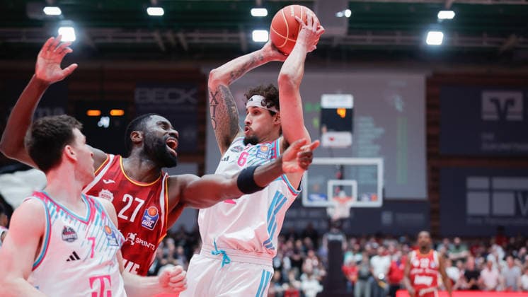 In the picture from left Eddy Edigin Wuerzburg Baskets, 27 and Michael Kessens Telekom Baskets Bonn, 6 in the rebound duel 22 05 2026, Basketball, Fitness First Wuerzburg Baskets vs Telekom Baskets Bonn, easyCredit BBL Playoffs, 3 Quarterfinals, Germany, 97072, tectake Arena Wuerzburg, Copyright: HMBxMedia xJulienxBecker