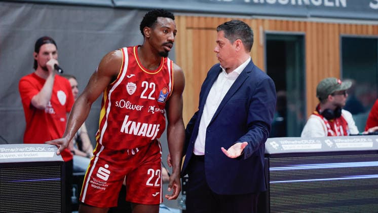 In the picture from left Johnathan Stove Wuerzburg Baskets, 22 and Head Coach Sasa Filipovski Wuerzburg Baskets discuss 22 05 2026, Basketball, Fitness First Wuerzburg Baskets vs Telekom Baskets Bonn, easyCredit BBL Playoffs, 3 Quarterfinals, Germany, 97072, tectake Arena Wuerzburg, Copyright: HMBxMedia xJulienxBecker