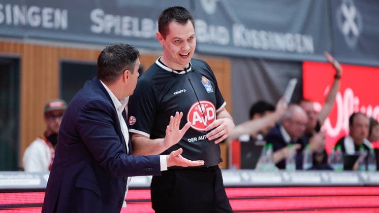 In the picture from left Head Coach Sasa Filipovski Wuerzburg Baskets discusses with referee Armin Mutapcic 22 05 2026, Basketball, Fitness First Wuerzburg Baskets vs Telekom Baskets Bonn, easyCredit BBL Playoffs, 3 Quarterfinals, Germany, 97072, tectake Arena Wuerzburg, Copyright: HMBxMedia xJulienxBecker