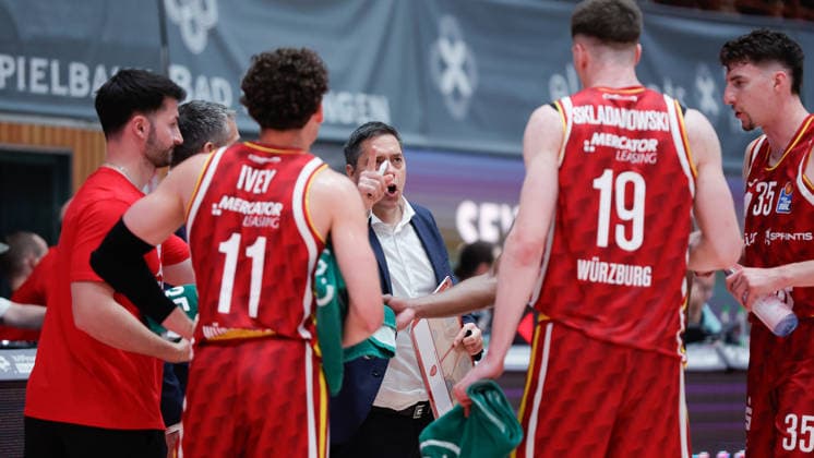 In the picture Head Coach Sasa Filipovski Wuerzburg Baskets during the timeout meeting 22 05 2026, Basketball, Fitness First Wuerzburg Baskets vs Telekom Baskets Bonn, easyCredit BBL Playoffs, 3 Quarterfinals, Germany, 97072, tectake Arena Wuerzburg, Copyright: HMBxMedia xJulienxBecker