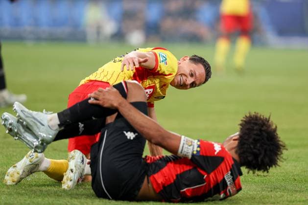 FINALE CDF - RC LENS - NICE PHOTOPQR VOIX DU NORD matthieu botte ; 22 05 2026 ; SAINT DENIS 20260522. - football - finale de couped eFrance entre le RCL ( Lens ) et l OGC Nice au stade de France . Thauvin au sol avec Dante . Photo matthieu botte French Cup final football match between RC Lens and OGC Nice at the Stade de France stadium, in Paris, on May 22, 2026. France  Copyright: xPHOTOPQR VOIXxDUxNORD MAXPPPxmatthieuxbottex 20260522VDN3264 20260522VDN3264