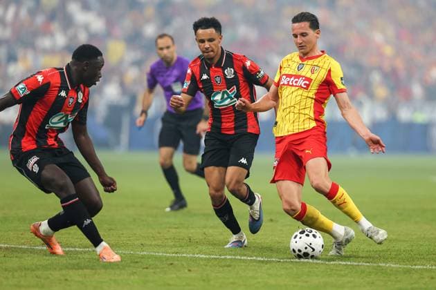 FINALE CDF - RC LENS - NICE PHOTOPQR VOIX DU NORD matthieu botte ; 22 05 2026 ; SAINT DENIS 20260522. - football - finale de couped eFrance entre le RCL ( Lens ) et l OGC Nice au stade de France. Thauvin face a Kojo Peprahoppong et Sofiane Diop . Photo matthieu botte French Cup final football match between RC Lens and OGC Nice at the Stade de France stadium, in Paris, on May 22, 2026. France  Copyright: xPHOTOPQR VOIXxDUxNORD MAXPPPxmatthieuxbottex 20260522VDN3228 20260522VDN3228