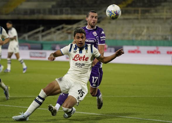 Fußball, Italien, AC Florenz - Atalanta Bergamo Atalanta™s Dominic Vavassori fight for the ball with Fiorentina™s Jack Harrison during the Serie A soccer match between Fiorentina and Atalanta at the Artemio Franchi stadium in Florence, center of Italy - Friday, May 22, 2026. - Soccer  Copyright: xMarcoxBucco LaxPressex