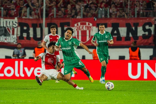 Kaito Mizuta Rot Weiss Essen, 24 graetscht Sayfallah Ltaief SpVgg Greuther Fuerth, 47 from behind to Rot Weiss Essen vs SpVgg Greuther Fuerth, Football, 2 Bundesliga Relegation 2025 26, Relegation first leg, Season 2025 26, 22 05 2026, DFL REGULATES PROHIBIT ANY USE OF PHOTOGRAPHS AS IMAGE SEQUENCES AND OR QUASI VIDEO, Rot Weiss Essen vs FC Ingolstadt 04, Football, 2 Bundesliga Relegation 2025 26, Relegation first leg, Season 2025 26, 22 05 2026 Essen Copyright: xEibner-Pressefoto LukasxBaldygax EP_LBA