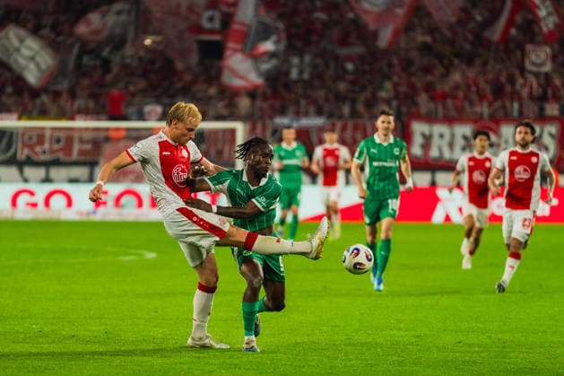 Ben Huening Rot Weiss Essen, 15 klaert vor Noel Futkeu SpVgg Greuther Fuerth, 09 Rot Weiss Essen vs SpVgg Greuther Fuerth, Football, 2 Bundesliga Relegation 2025 26, Relegation first leg, Season 2025 26, 22 05 2026, DFL REGULATIONS PROHIBIT ANY USE OF PHOTOGRAPHS AS IMAGE SEQUENCES AND OR QUASI VIDEO, Rot Weiss Essen vs FC Ingolstadt 04, Football, 2 Bundesliga Relegation 2025 26, Relegation first leg, Season 2025 26, 22 05 2026 Essen Copyright: xEibner-Pressefoto LukasxBaldygax EP_LBA