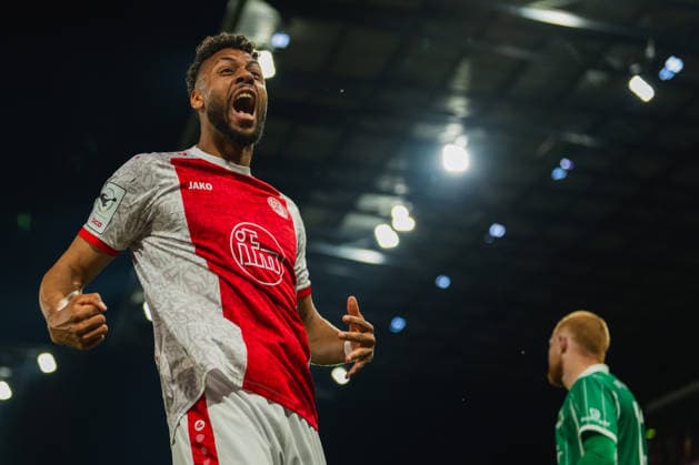 Ruben Reisig Rot Weiss Essen, 16 pushes the fans, emotions, cheers, scream Rot Weiss Essen vs SpVgg Greuther Fuerth, football, 2 Bundesliga relegation 2025 26, relegation first leg, season 2025 26, 22 05 2026, DFL REGULATIONS PROHIBIT ANY USE OF PHOTOGRAPHS AS IMAGE SEQUENCES AND OR QUASI VIDEO, Rot Weiss Essen vs FC Ingolstadt 04, Football, 2 Bundesliga Relegation 2025 26, Relegation first leg, Season 2025 26, 22 05 2026 Essen Copyright: xEibner-Pressefoto LukasxBaldygax EP_LBA