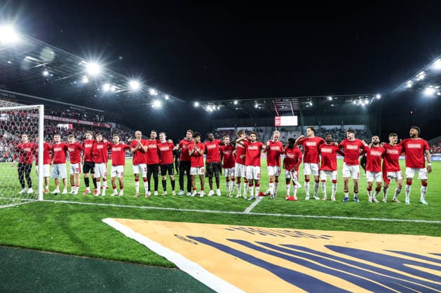Sport, Football, Relegation 2026 Season 2025 2026 First leg Rot Weiss Essen SpVgg Greuther Fürth 22 05 2026, Stadion an der Hafenstraße The players of Rot Weiss Essen after the home win with the fans Essen Stadion an der Hafenstraße North Rhine-Westphalia Germany