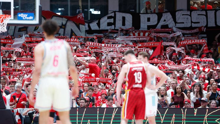 In the picture The fans of the Wuerzburg Baskets cheer on their team with the scarf 22 05 2026, Basketball, Fitness First Wuerzburg Baskets vs Telekom Baskets Bonn, easyCredit BBL Playoffs, 3 Quarterfinals, Germany, 97072, tectake Arena Wuerzburg, Copyright: HMBxMedia xJulienxBecker