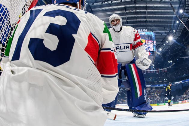 260522 goaltender Damian Clara of Italy looks dejected during the 2026 IIHF Ice Hockey World Championship match between Sweden and Italy on May 22, 2026 in Fribourg Photo Jesper Zerman BILDBYRAN kod JZ JZ0726 ishockey ice hockey ishockey vm 2026 vm 2026 iihf world championship sverige sweden italien italy bbeng depp  Copyright: JESPERxZERMAN BB260522JZ152