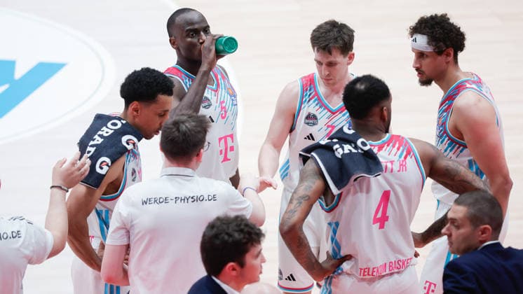 In the picture timeout meeting at Telekom Baskets Bonn 22 05 2026, Basketball, Fitness First Wuerzburg Baskets vs Telekom Baskets Bonn, easyCredit BBL Playoffs, 3 Quarterfinals, Germany, 97072, tectake Arena Wuerzburg, Copyright: HMBxMedia xJulienxBecker