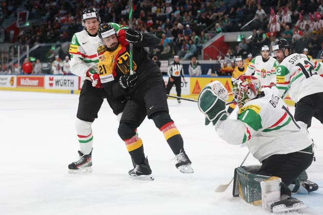 22 05 2026 Swiss Life Arena Zuerich , SWITZERLAND, Mens Ice Hockey IIHF World Championship Zurich 2026 Group A GER HUN Zsombor Garat li,HUN against Nicolas Krammer GER in front of goalie Bence Balzs HUN